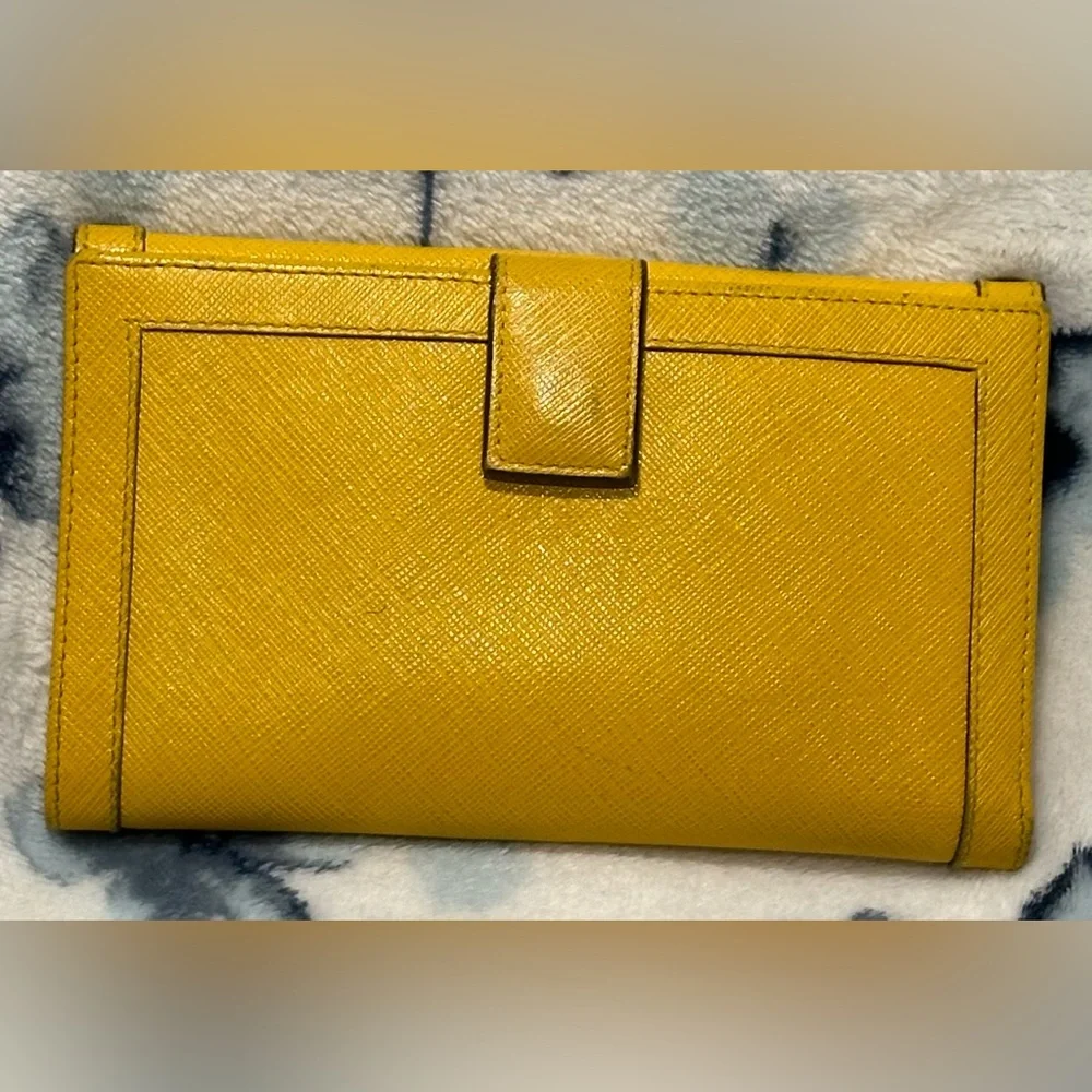 ❌SOLD❌Salvatore Ferragamo Wallet - Picture 2 of 2